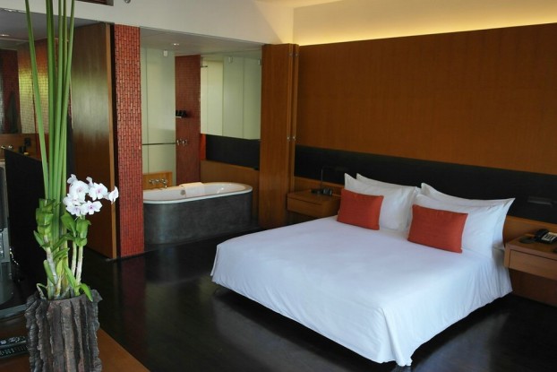 Doppelbett und freistehende Badewanner (Kasara Suite)