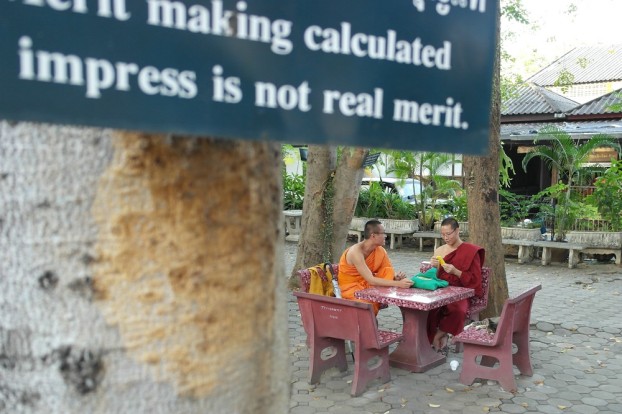 Freuen sich über ein Gespräch: Mönche in Chiang Mai