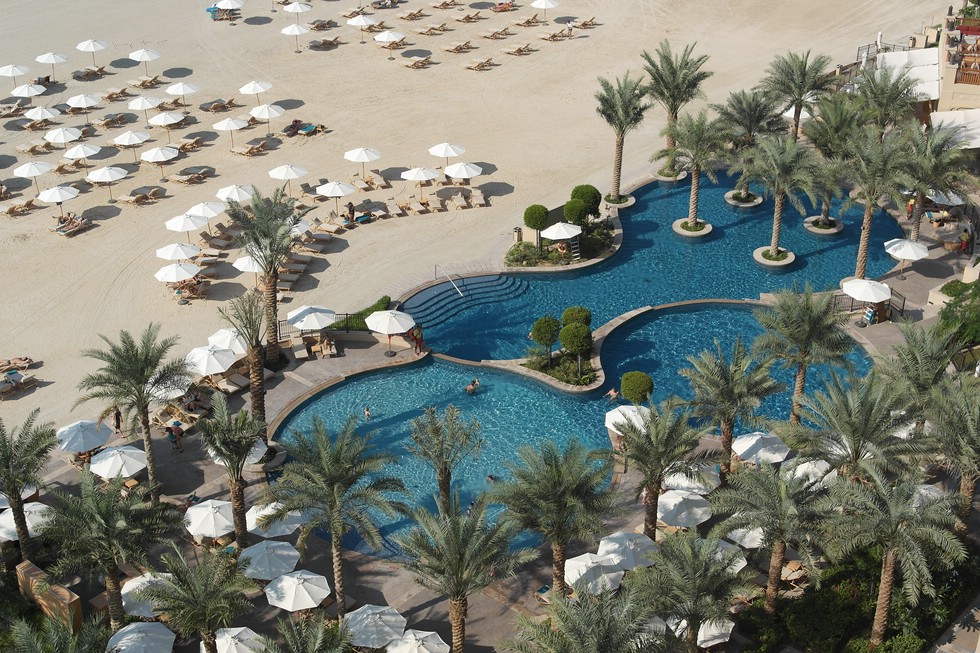 Ein Teil der Pool-Landschaft vor dem Fairmont The Palm Hotel Dubai - „class=