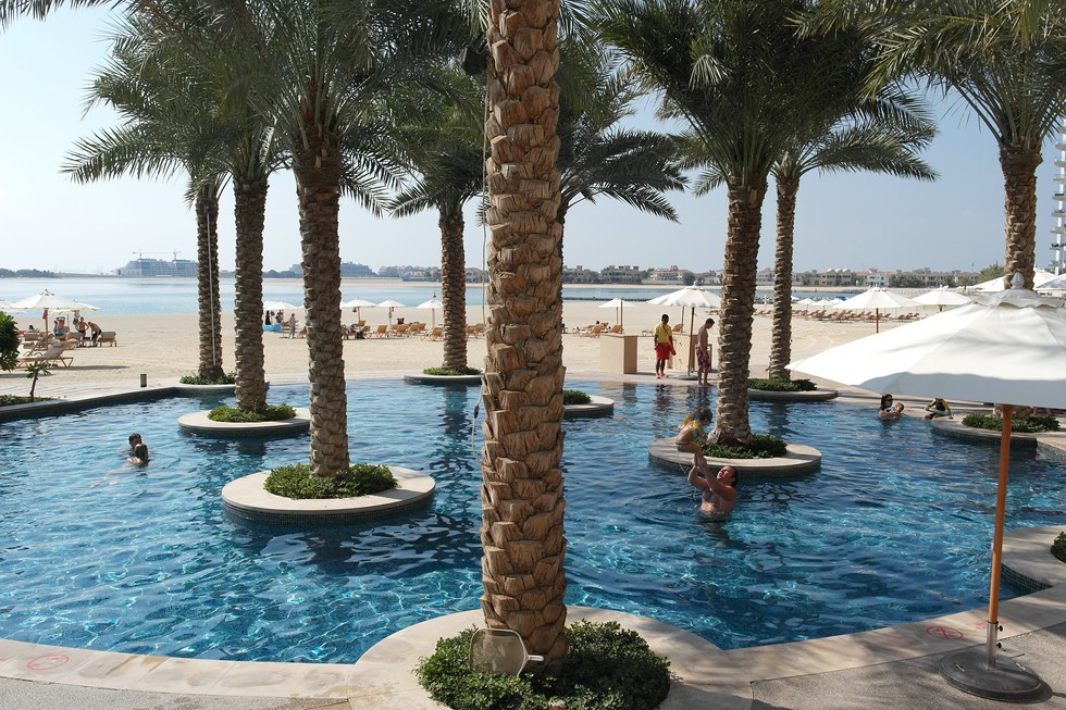 Teil der Pool-Lagune im Fairmont Hotel The Palm Dubai“class=