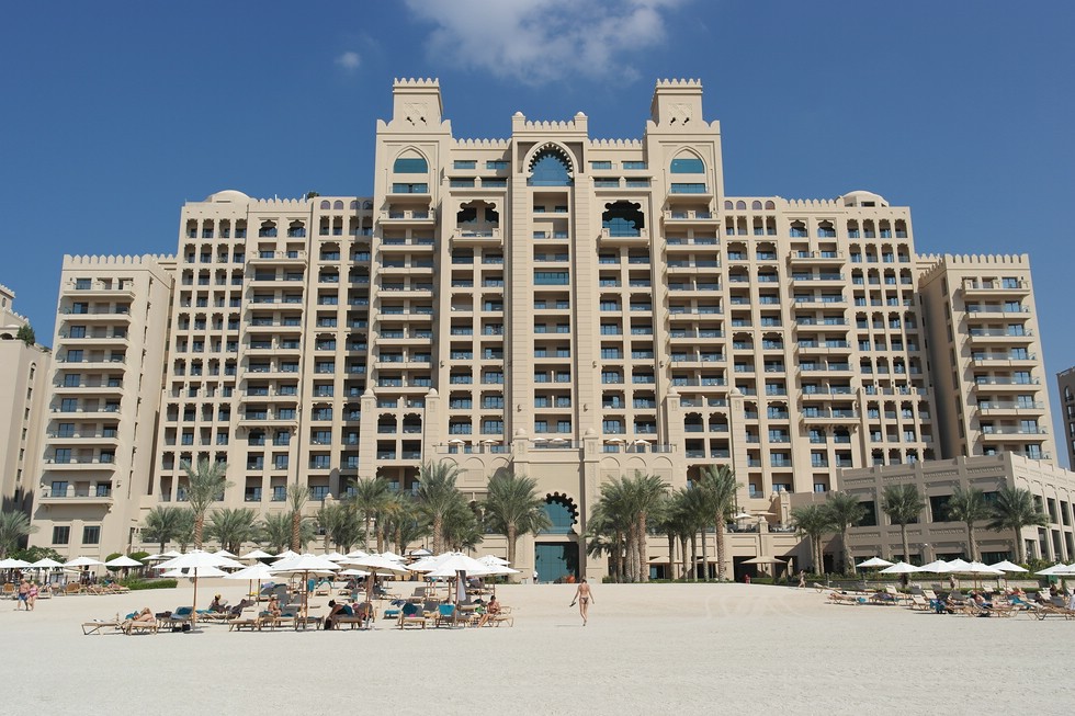 Frontansicht vom Strand: Fairmont The Palm Hotel Dubai“class=