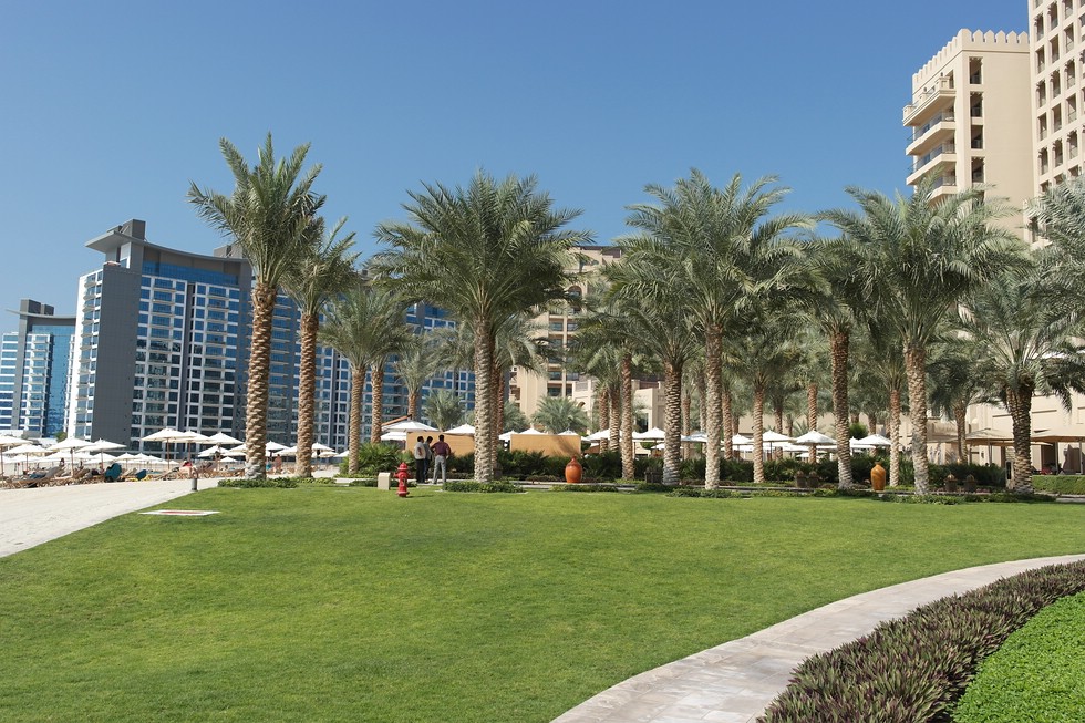 Gartenlandschaft im Fairmont The Palm Dubai“class=