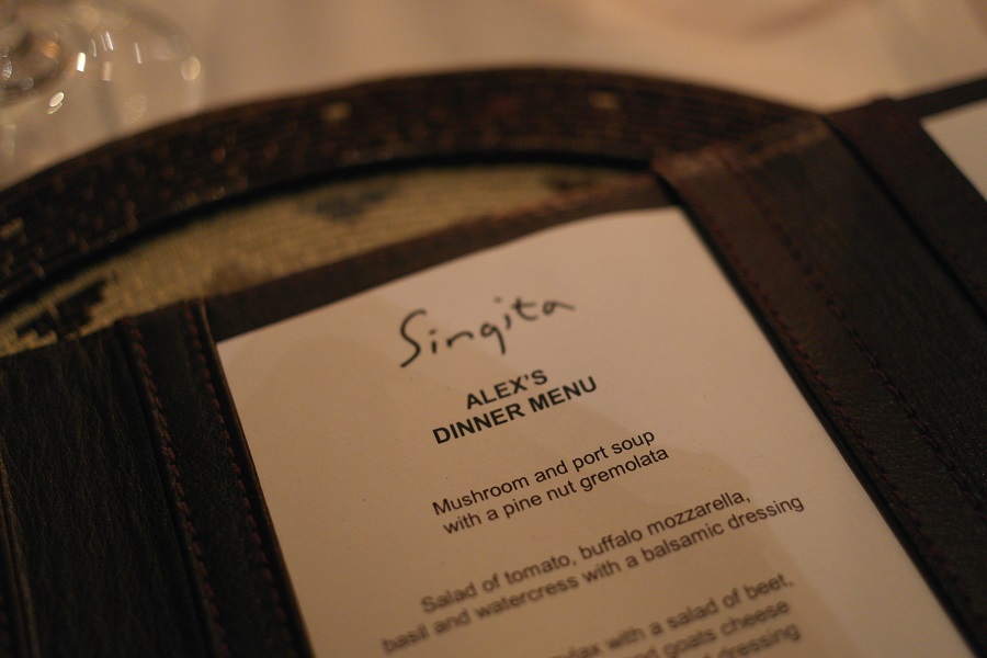 Personalisiertes Dinner-Menü in der Singita Boulders Lodge“ class=