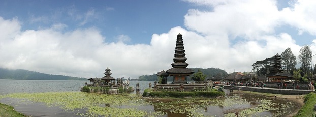 Bali beeindruckt durch seine Landschaften und tausenden Tempel