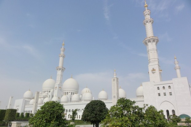Die beeindruckende Scheich Zayid Moschee Abu Dhabi aus einiger Entfernung