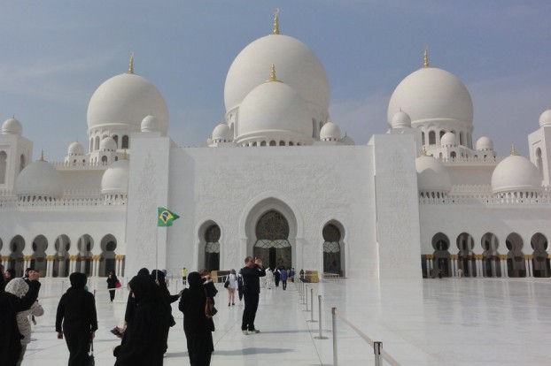 Gäste aus aller Welt sind in der Scheich Zayid Moschee Abu Dhabi willkommen