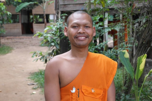 Mönch an einem der vielen Tempelanlagen von Angkor
