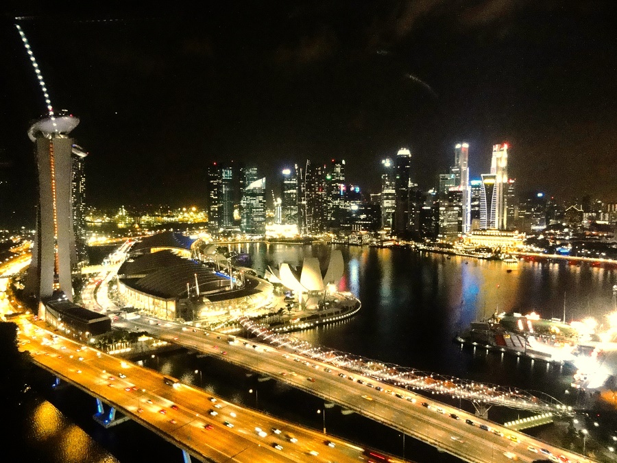 Singapur bei Nacht: Ausblick vom Singapore Flyer“class=
