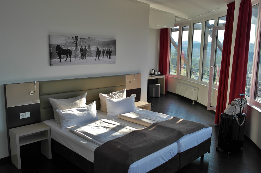 Schlafbereich unserer "Suite Classic" (62m²) im Oversum Winterberg