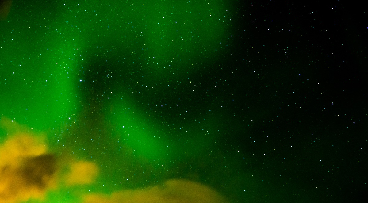 Aurora Borealis am Nachthimmel über Island“ class=