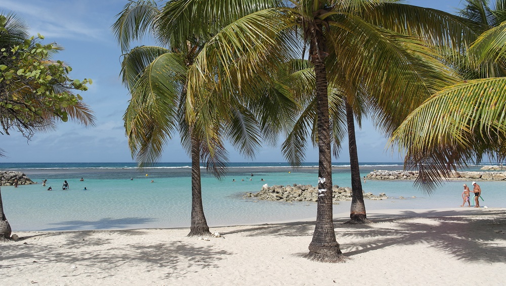 Strand auf der Antillen-Insel Guadeloupe in der Karibik