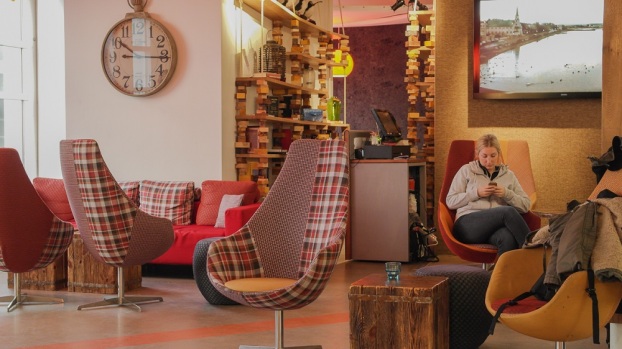 Die Lobby des Icelandair Marina Hotels hat Wohnzimmer-Atmosphäre