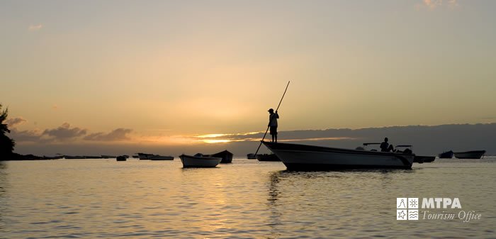 Fischer im Sonnenuntergang auf Mauritius