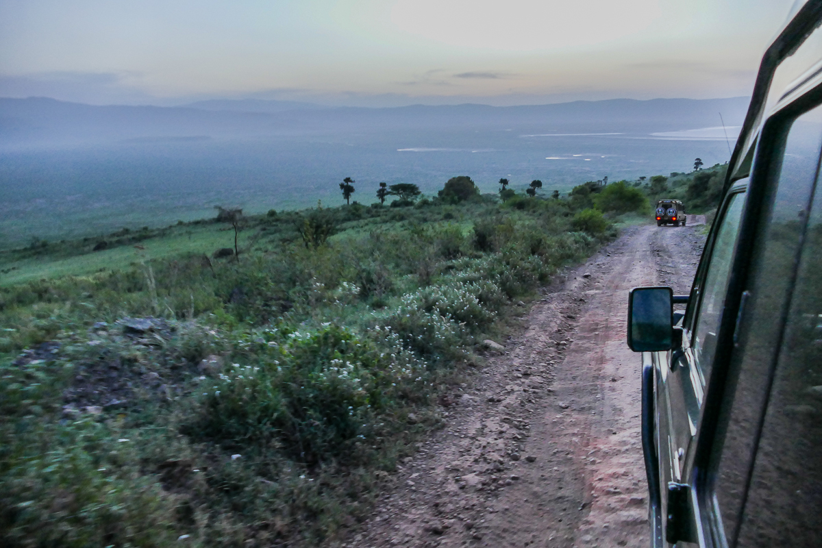 Abfahrt in den Ngorongoro Krater“ srcset=