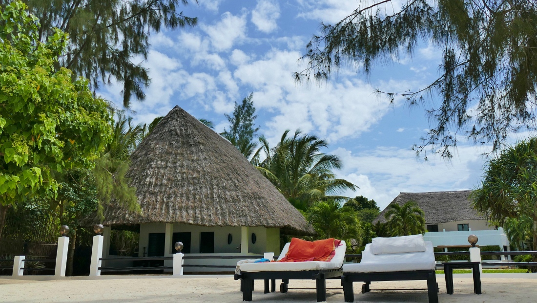 Komfort und Privatsphäre: Das feine Karibuni Rafiki Resort Galu Beach“ srcset=