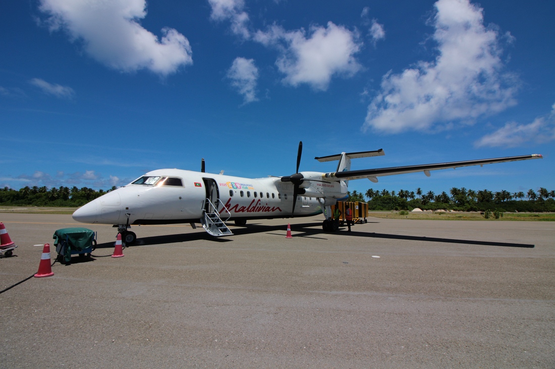 Von Malé geht es für uns mit dem Kleinflugzeug weiter“class=