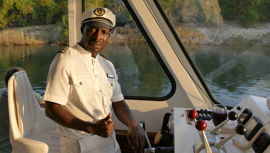Captain auf der Zambezi Explorer“ class=