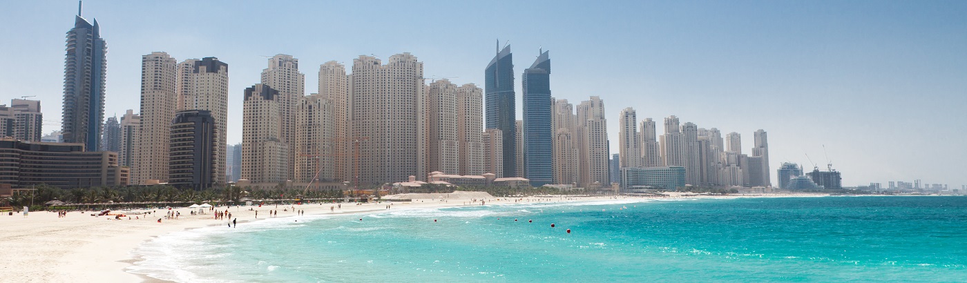 Skyline-Blick und Strand beim Dubai Urlaub im März