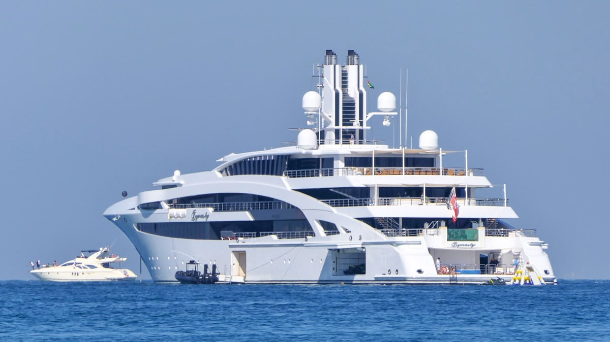 Luxus-Yacht vor der Küste Dubais